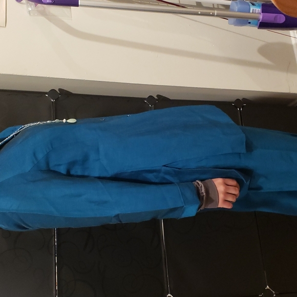 Women's suit size 6-8. - Picture 7 of 9